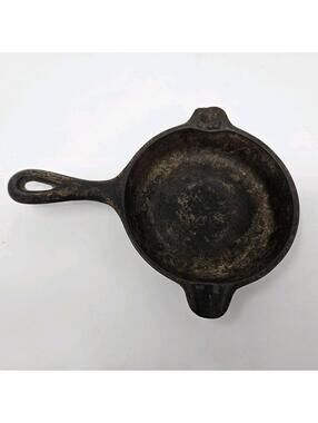 Vintage WAGNER WARE Cast Iron 1050 F Miniature Frying Pan/Ashtray/Spoon Rest